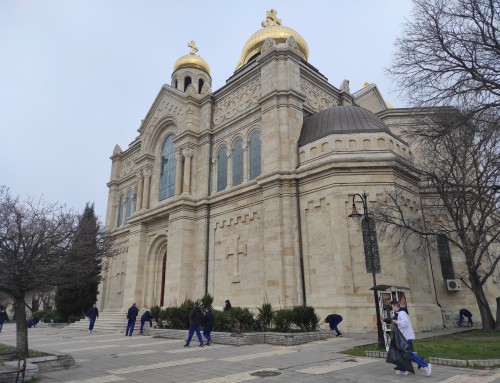 120 курсанти чистиха около храмовете във Варна