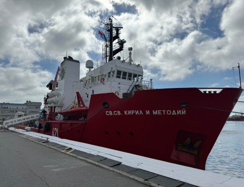 Българският научноизследователски кораб „Св. св. Кирил и Методий“ пристигна в Мар дел Плата и предаде останки от разбил се в Антарктида аржентински военен самолет