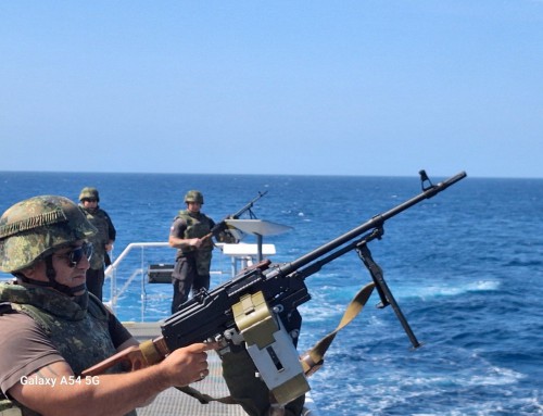 Българският научноизследователски кораб „Св. св. Кирил и Методий“ плава край Западна Африка през опасна зона за пиратски атаки